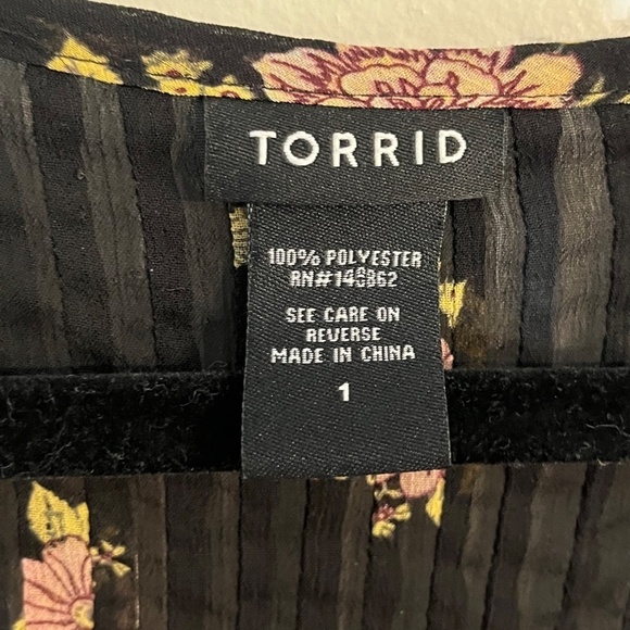 Torrid Womens Top Size 14 Black Floral Sheer Tunic Pleated Chiffon 16 Pintuck - Picture 2 of 14